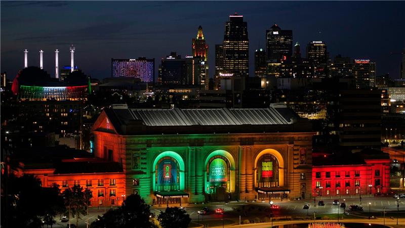 Swift und Kelsey verlobt -  Die Union Station in Kansas City ist in Orange und Mint für die Sängerin Taylor Swift und in Rot und Gold für den Kansas City Chiefs Tight End Travis Kelce beleuchtet.