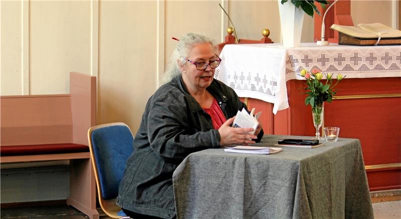 Lyrik und Live-Musik in der Buntenbocker Dorfkirche Sybille Fritsch liest Werke aus ihren Gedichtbänden, von denen auch einige im Oberharz entstanden sind. Foto: Skuza