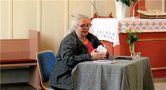 Sybille Fritsch liest Werke aus ihren Gedichtbänden, von denen auch einige im Oberharz entstanden sind. Foto: Skuza
