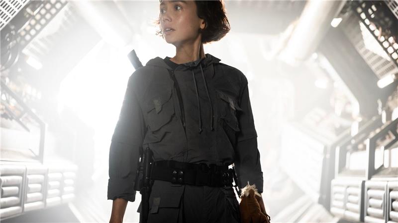 Sydney Chandler spielt Wendy.