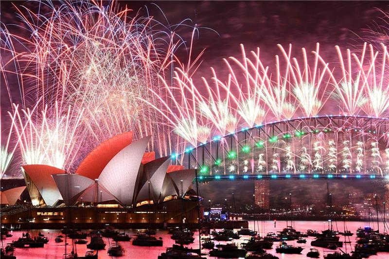 Sydney begrüßt das neue Jahr mit einem gigantischen Feuerwerk.