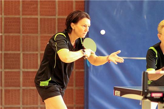 Sylke Besser erwischt beim 7:7 des ESV Goslar gegen Herzberg einen starken Tag: Sie gewinnt ihre drei Einzel und ist an der Seite von Susanne Hoffmeister auch im Doppel erfolgreich. Foto: Gietemann