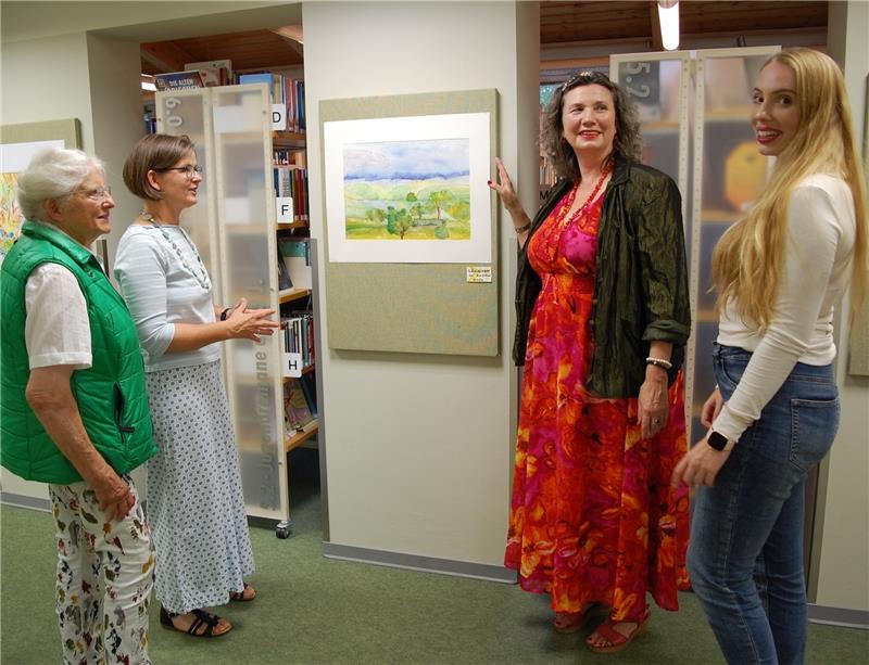 Ausstellung in Braunlages Stadtbücherei: Eine Welt in Aquarell Sylvia Wiedemann (3.v.l.) erläutert Erika Buchmann (links) und Imke Koch ihre Darstellung einer norddeutschen Landschaft. Die Tochter der Künstlerin, Katja Dammert (rechts) schaut sich das Bild ebenfalls interessiert an. Foto: Breutel