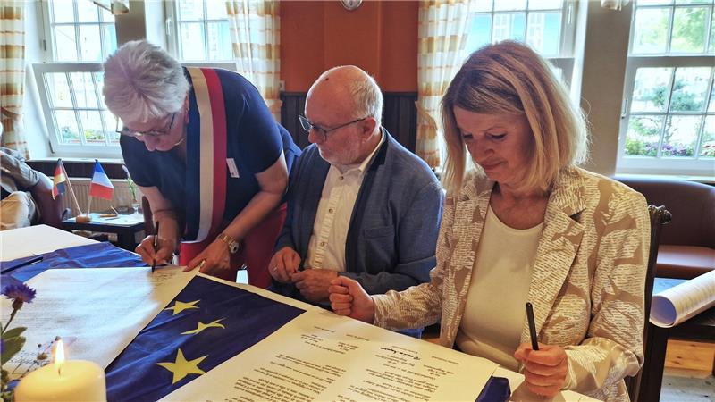 Clausthal-Zellerfeld und L‘Aigle besiegeln ihre Freundschaft neu Sylvie Chauvel-Trepier, Volker Taube und Petra Emmerich-Kopatsch unterschreiben die Partnerschaftsurkunden.