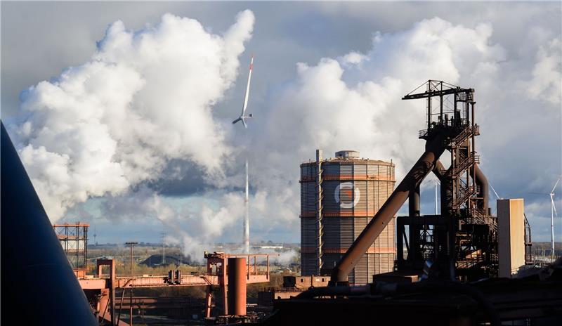 Stahlindustrie braucht Energiewirtschaft - und umgekehrt Symbol für die Zukunft? Ein Windrad auf dem Gelände der Salzgitter AG.