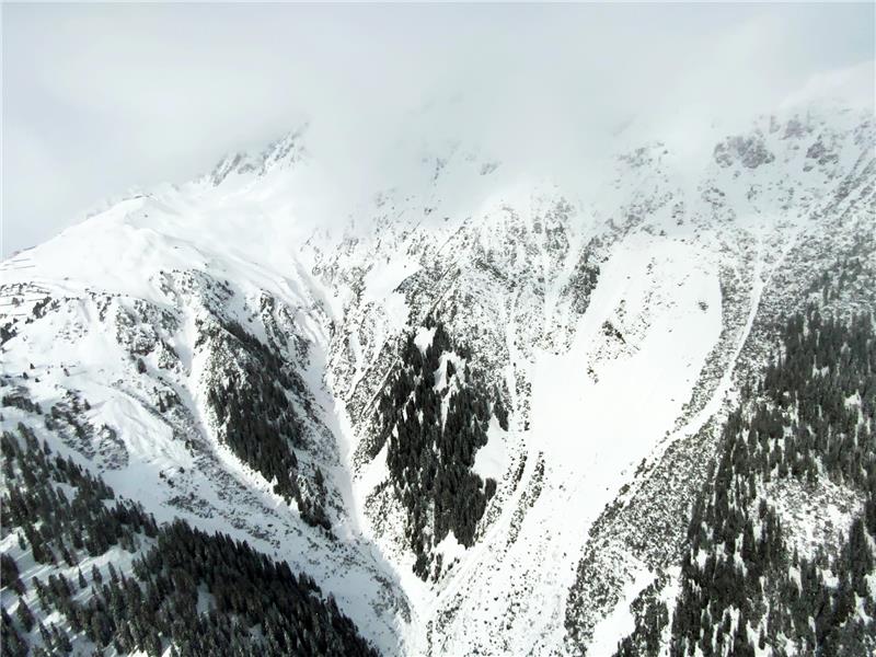 Österreich: Wernigeröder Ehepaare von Lawine verschüttet Symbolbild: Blick auf einen Lawinenabgang in Österreich. Foto: picture alliance/dpa/APA | Zeitungsfoto.At