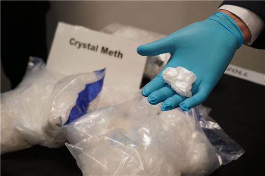 Symbolbild: In Beuteln und auf einer Hand ist Crystal Meth zu sehen.