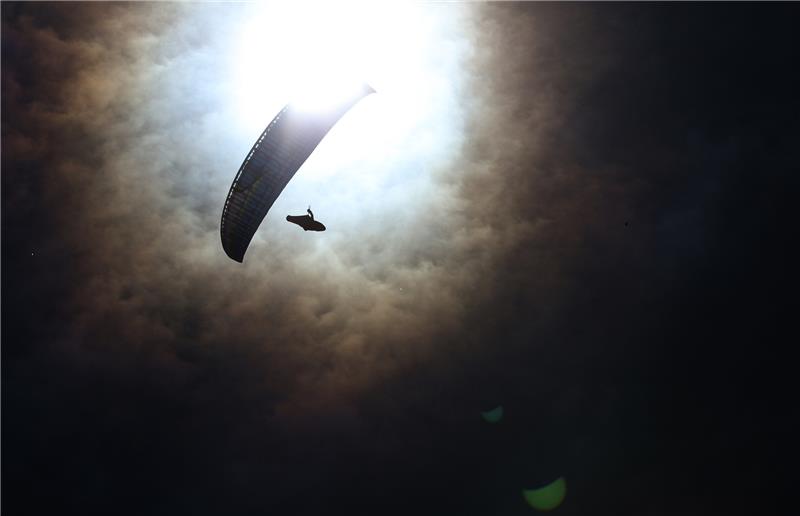 Symbolfoto: Bei einem Absturz mit ihrem Gleitschirmflieger sind in Ballenstedt (Landkreis Harz) eine Frau und ein Mann gestorben. Foto: dpa