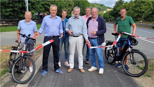 Symbolische Freigabe des Radwegs durch Bad Harzburgs Bürgermeister Ralf Abrahms (Mitte) im Beisein von Vertretern des Rats, der Stadt, der Straßenbaubehörde sowie der Bau- und Planungsfirma.