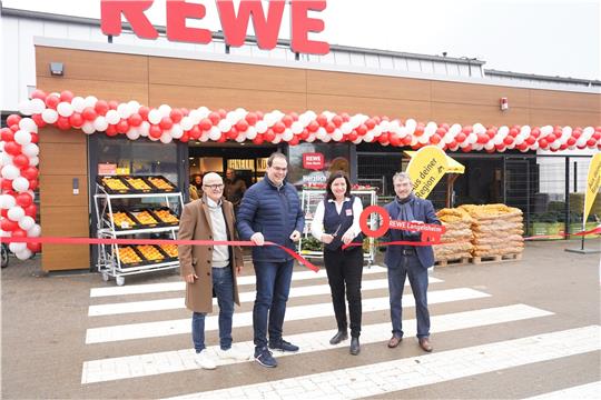 Symbolischer Akt (v.l.): Martin Krone (Hahn Gruppe), Bürgermeister Ingo Henze, Marktleiterin Katja Eberhardt und Rewe-Vertriebsleiter Dietmar Leyk zelebrieren den Neustart. Foto: Bode