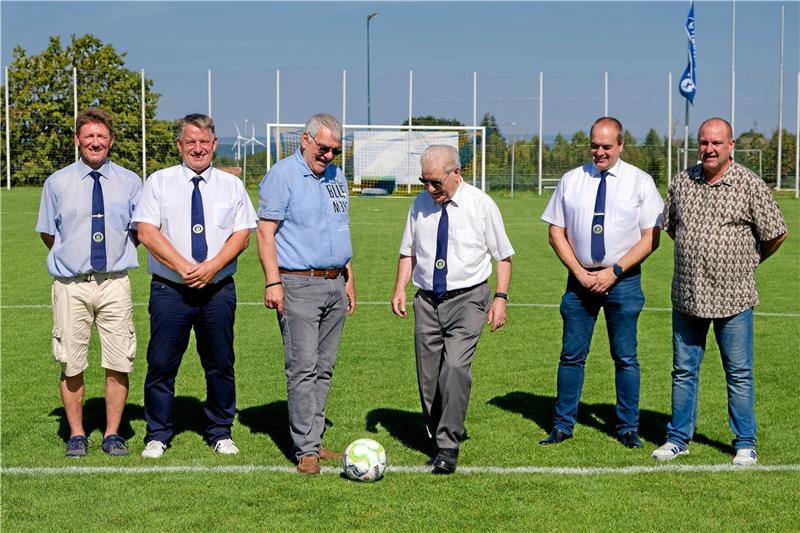 Wahre Meistertrainer und die Trainerfrage Symbolischer Anstoß: Begleitet von weiteren Präsidiumsmitgliedern weihen Präsident Henning Franke und sein Vorgänger Gertfried Herrmann (3. und 4. v. li.) den neuen Rasenplatz der TSG Bad Harzburg ein. Foto: Drechsler