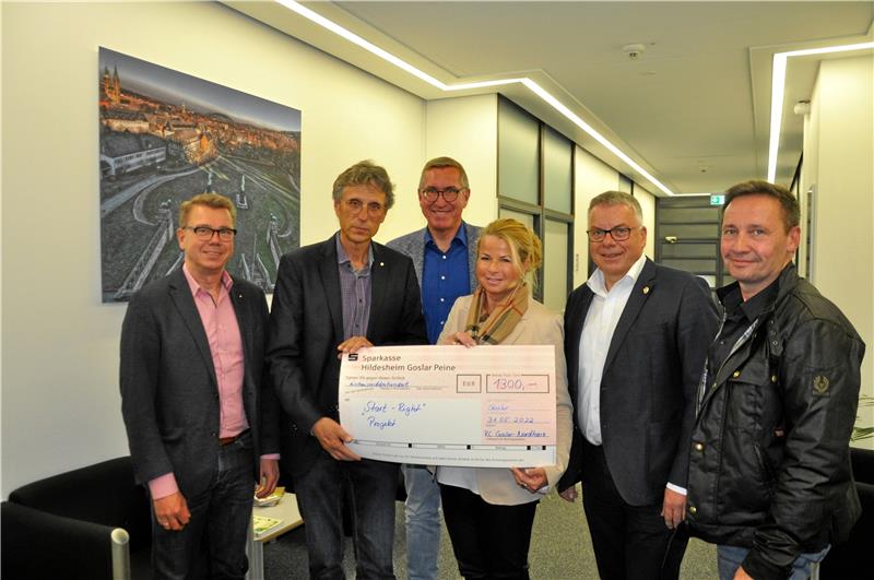 Rotarier unterstützen Goslarer Projekt „Start Right“ Symbolischer Rotary-Scheck für „Start Right“ (von links): Andreas Poppe, Wolfgang Simon, Bernd Giesel, Oberbürgermeisterin Urte Schwerdtner, Andreas Gartner und Tom Derer. Fotos: Heine, Privat