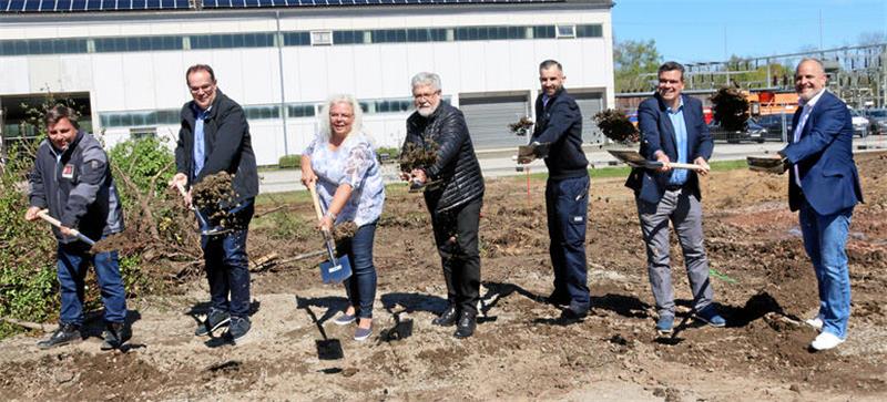 Sieben Personen bei einem symbolischen ersten Spatenstich.