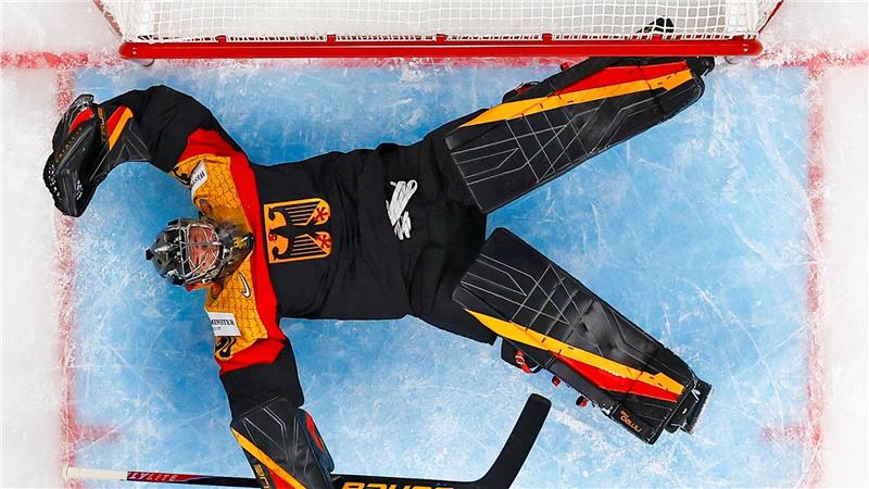 Symbolträchtig: Deutschlands Torhüter Philipp Grubauer liegt auf dem Eis.