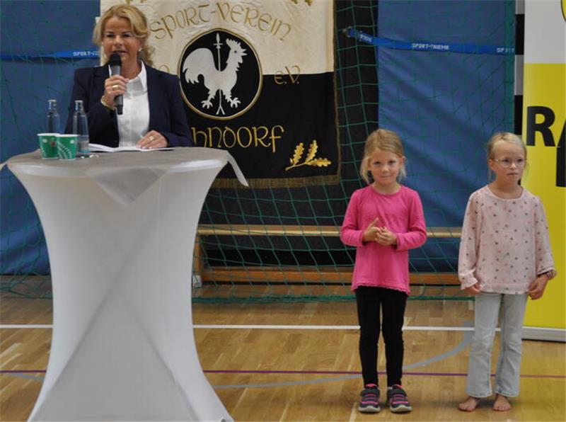 Sympathische Verstärkung geholt: Oberbürgermeisterin Urte Schwerdtner hat die beiden Hahndorfer Grundschülerinnen Nelli Zscheile und Evi Fiedler (r.) an ihrer Seite.