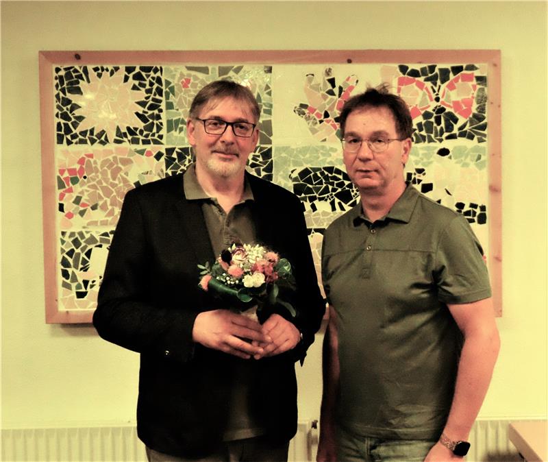 Goslar: Propst Thomas Gunkel bleibt im Amt Synodenleiter Karsten Jakob (re.) gratuliert dem alten und neuen Propst Thomas Gunkel zur Wiederwahl. Foto: Privat
