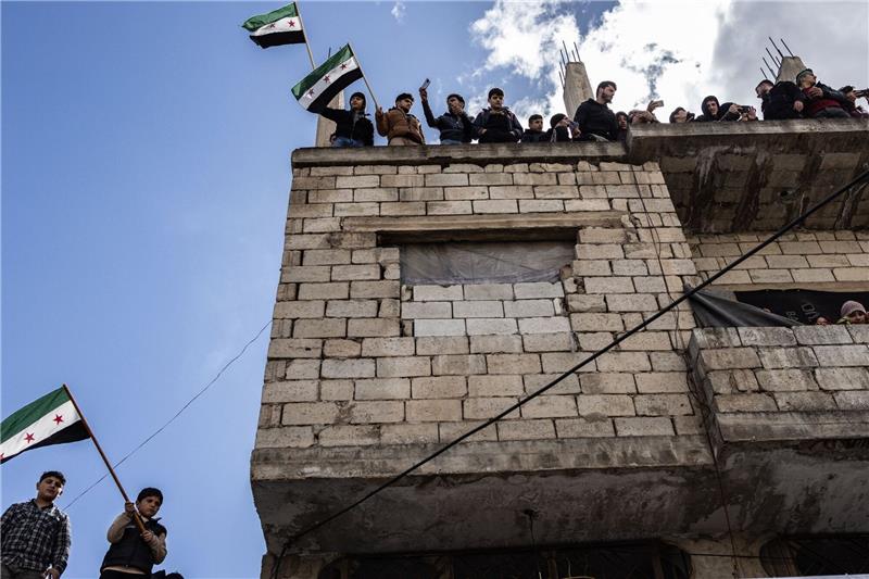 UN: Fehlende Hilfe für Syrien erhöht Migrationsdruck Syrer nehmen an einer Demonstration teil: 16,7 Millionen Menschen brauchen in Syrien humanitäre Unterstützung.