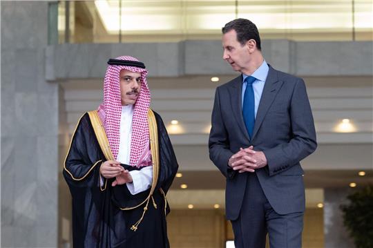 Syrien Machthaber Baschar al-Assad empfängt Faisal bin Farhan, Außenminister von Saudi-Arabien.