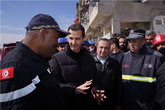 Syriens Präsident Baschar al-Assad beim Besuch von Vierteln in Aleppo, die von de Erdbeben betroffen sind.