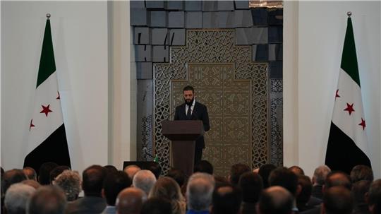 Syriens Übergangspräsident Scharaa stellt eine neue Regierung vor.  