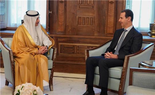 Syriens Präsident Baschar al-Assad (r) und Nayef al-Sadiri, Botschafter von Saudi-Arabien in Jordanien, bei einem Treffen in Damaskus.