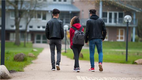 Syrische Geflüchtete auf dem Schulweg. (Archivfoto aus Niedersachsen)