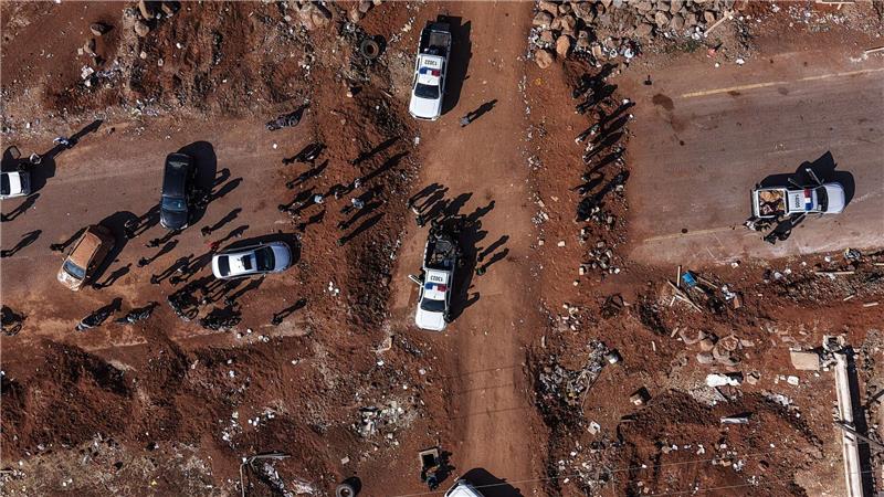 Syrische Sicherheitskräfte stehen in der Nähe eines Walls in Syrien, den sie in der Nähe der Stadt Busra al-Harir errichtet haben, um Stammeskräfte daran zu hindern, auf die drusischen Dörfer im Gouvernement As Suwayda vorzurücken.