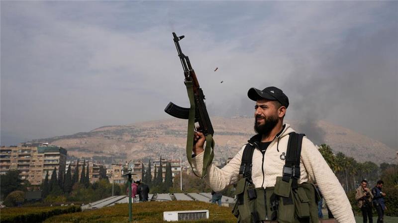 Syriens Militärarsenal zerbombt - Welchen Plan hat Israel? Syrischer Rebell feuert nach Sturz des Machthabers Assad mit Gewehr.