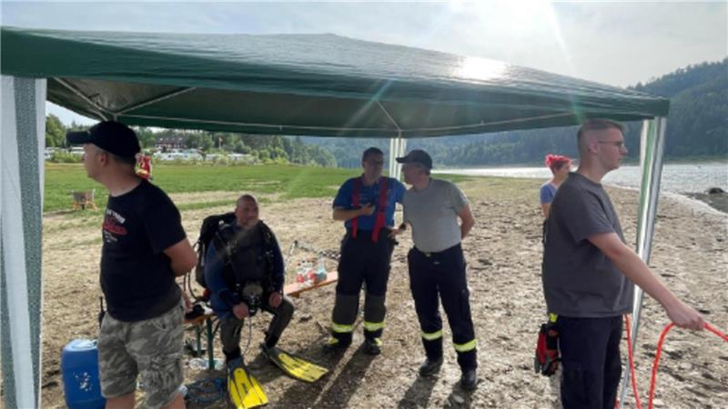 Systematisch: Insgesamt fünf Taucher durchsuchen abwechselnd die Innerstetalsperre nach dem vermissten Schwimmer.