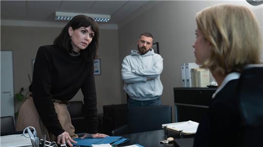 Szene aus „Tatort: Dunkelheit“ vom Hessischen Rundfunk (hr): Maryam Azadi (Melika Foroutan), Hamza Kulina (Edin Hasanović) und ihre Vorgesetzte Sandra Schatz (Judith Engel).