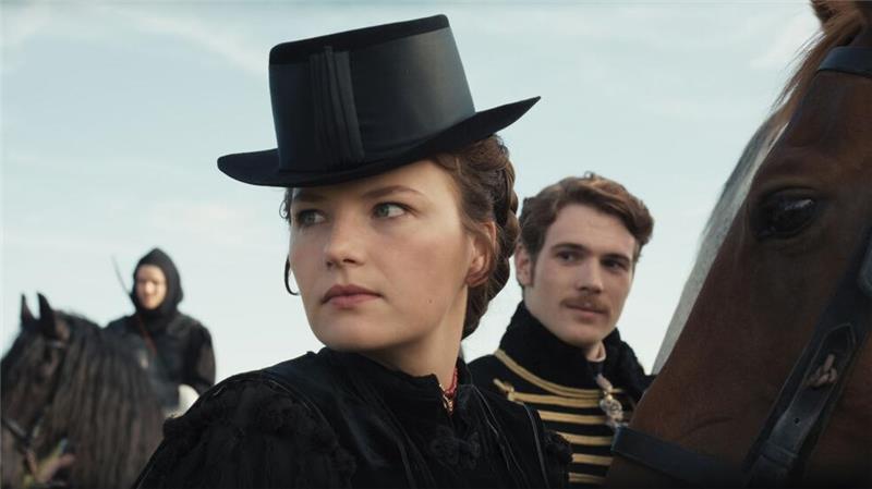 Szene aus der zweiten Staffel der Dramaserie „Die Kaiserin“ mit Devrim Lingnau als Sisi und Philip Froissant als Kaiser Franz Joseph I. (Bild: Netflix)