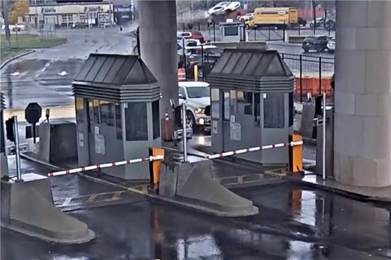 Szene aus einem Überwachungsvideo: Im Hintergrund fliegt das Auto durch die Luft - bevor es bei der Landung explodiert.