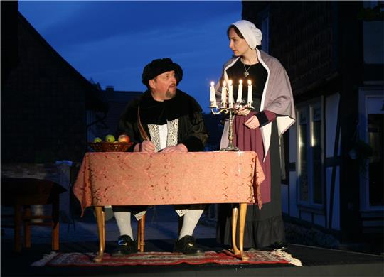 Szene aus einer der früheren Aufführungen: Amtmann Heinrich Brandes (Michael Kanigowski) wird von seiner Frau bekniet, Anna Landmann nicht dem Bischoff-Herzog zu melden. Foto: Privat