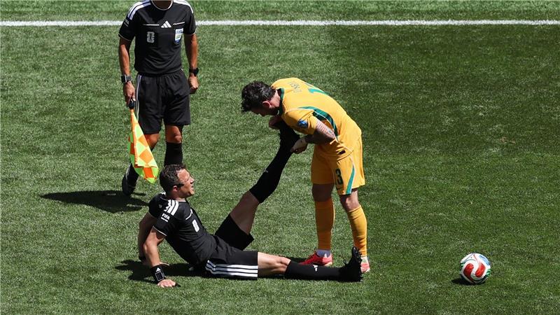Szene, die das WM-Debüt trübt: Zwayer erlitt Krämpfe.