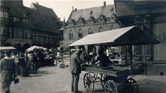 Szene in Goslar um 1925: Der Marktplatz ist wichtiger Umschlagplatz für frische Lebensmittel.