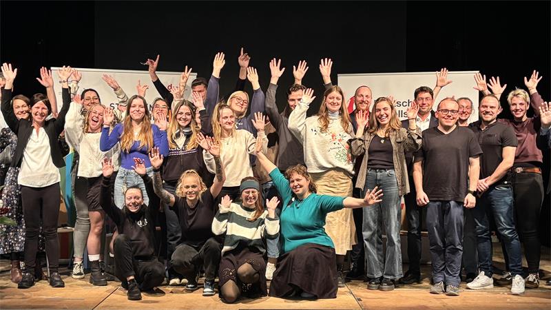 Das Foto zeigt eine Gruppe von etwa 25 jungen Menschen beim Jugendforum 2025 in Altenburg.