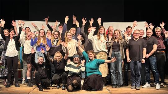 Das Foto zeigt eine Gruppe von etwa 25 jungen Menschen beim Jugendforum 2025 in Altenburg.