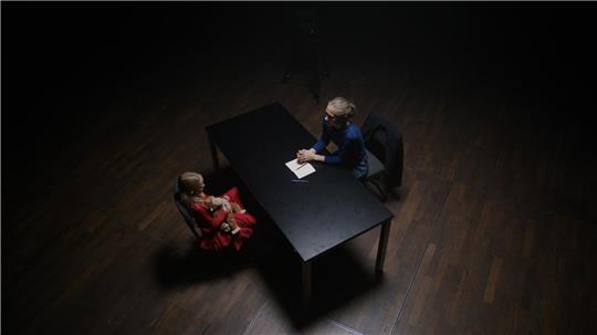 Szenenfoto aus dem Film "Blinder Fleck": Ein nachgestelltes Verhör eines Missbrauchsopfers mit der Schauspielerin Alina Levshin.