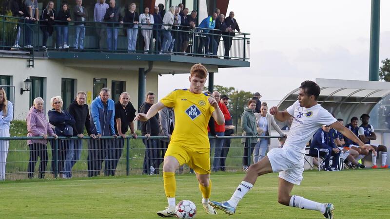 TSG Bad Harzburg holt Remis, VfL Oker überrascht im Pokal TSG-Nachwuchsmann Slavcho Angelov Uzunov (r.), hier gegen Germanias Maurice Marx, macht bei seinem Debüt ordentlich Betrieb auf der linken Seite.