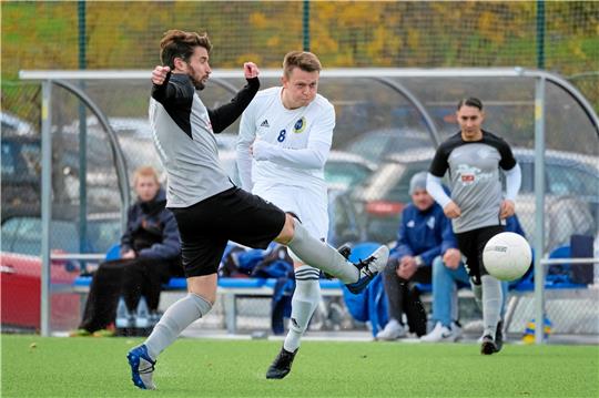TSG-Spieler Christian Schubert (Mitte) ist aus der Distanz sehr treffsicher. Das ist nur eine gängige Möglichkeit, um gegen einen favorisierten Gegner zu Toren zu kommen.  Foto: Drechsler
