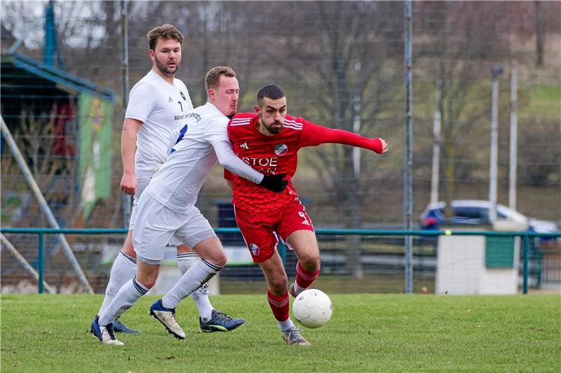Harzburg will im Kellerduell bei Sparta nachlegen TSG-Spieler Michel Bönig will den Lengeder Ahmet Toprak stoppen. Leon-Martin Dreß schaut zu. Foto: Drechsler