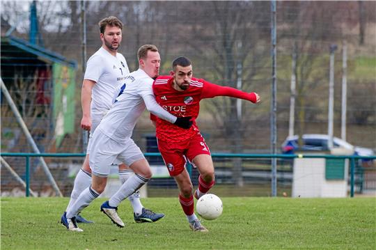 TSG-Spieler Michel Bönig will den Lengeder Ahmet Toprak stoppen. Leon-Martin Dreß schaut zu. Foto: Drechsler