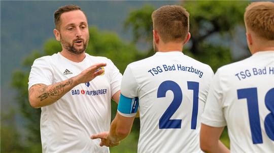 TSG-Stürmer Marcel Schaare, der hier den Bad Harzburger Kamil Chmiel abklatscht, steht Trainer Kenneth Schuller nach drei Spielen Pause wieder zur Verfügung. 