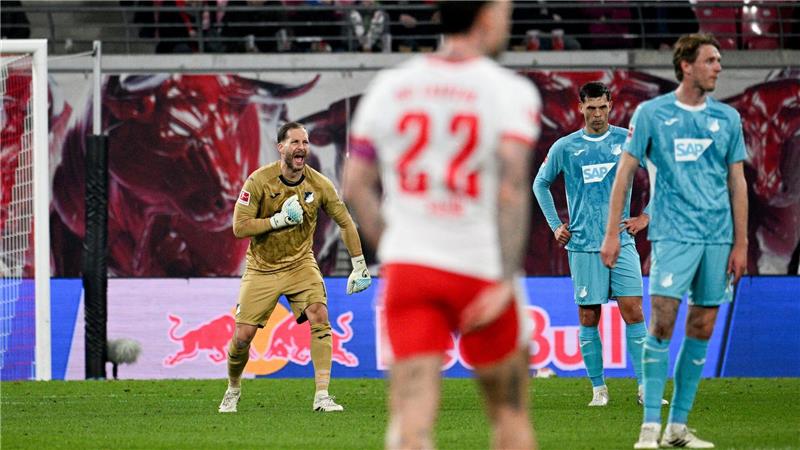 TSG-Torwart Oliver Baumann (l.) versucht seine Teamkollegen nach einem Gegentreffer verbal wachzurütteln. 