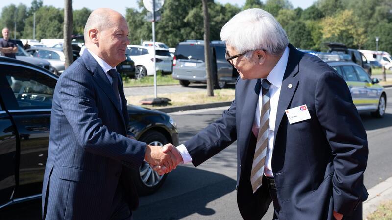 TSMC-Chef Wei begrüßt Bundeskanzler Scholz.