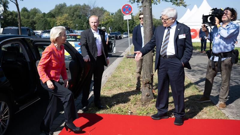 TSMC-Chef Wei begrüßt EU-Kommissionspräsidentin Ursula von der Leyen.