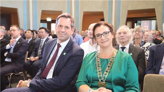 TU-Präsidentin Dr. Sylvia Schattauer begrüßt den Ministerpräsidenten Olaf Lies als Ehrengast beim Jubiläum.