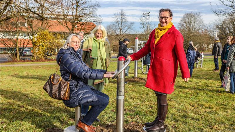 TU-Präsidentin Dr. Sylvia Schattauer (r.) und Vizepräsidentin Prof. Dr. Heike Schenk-Mathes nutzen die Gelegenheit, die neuen Geräte zu testen.
