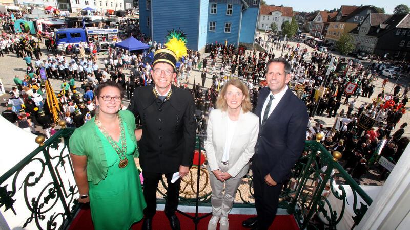 Stadtfest geht in die Geschichte Clausthal-Zellerfelds ein TU-Präsidentin Dr. Sylvia Schattauer (v.l.), LBEG-Präsident Carsten Mühlenmeier, Bürgermeisterin Petra Emmerich-Kopatsch und Wirtschaftsminister Olaf Lies nehmen die Bergparade vom Balkon des alten Oberbergamts ab.