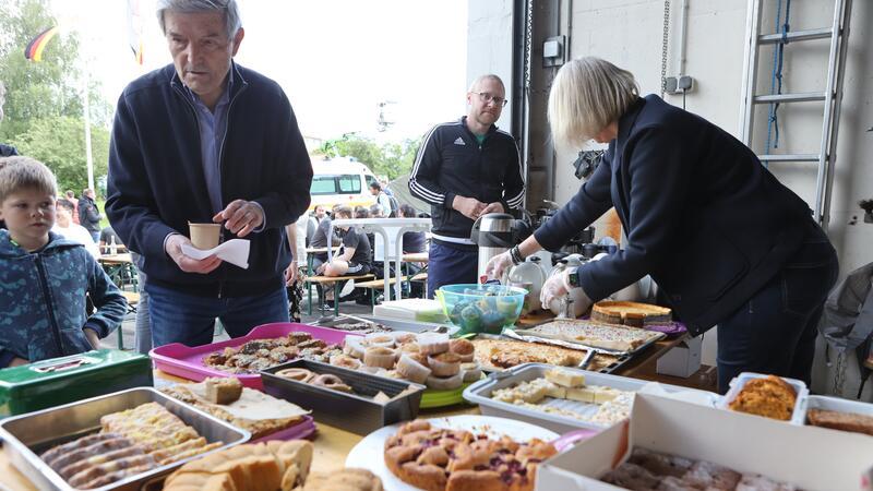 TU Clausthal feiert beim Campuslauf erstmals auch ein Campusfest TU-Vizepräsidentin Prof. Heike Schenk-Mathes kümmert sich um den Kuchenverkauf.